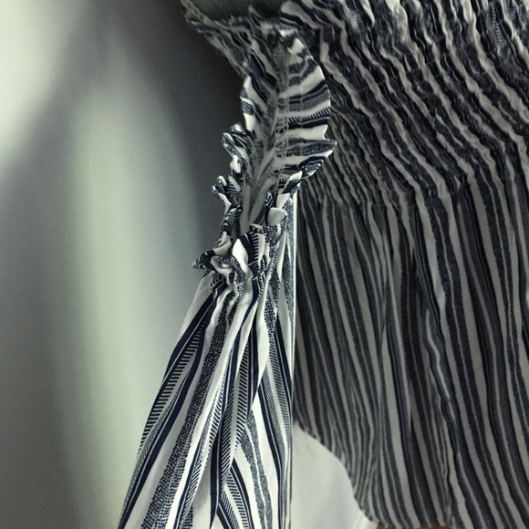 NWOT Paper Crane blouse Sz M striped cold shoulder stunning! - Picture 3 of 8